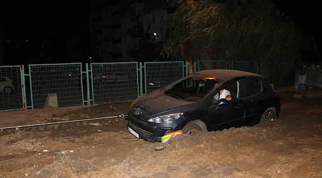 Çamura Saplanan Otomobil Kurtarıldı