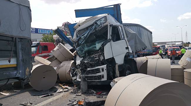 Kocaeli'de Kağıt Yüklü Tır Park Halindeki Tıra Çarptı, 1 Yaralı