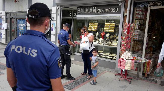 Maske Takmayan Kadın Polisi Görünce Yolunu Değiştirdi