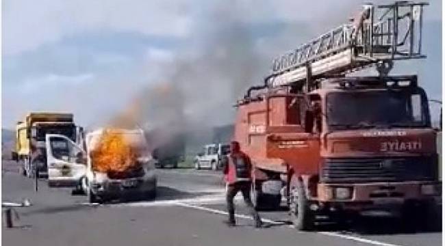 Seyir Halindeki Kamyonet Alev Aldı