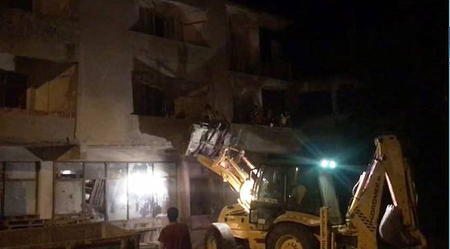 Yangında Mahsur Kalan İşçiler İş Makinesiyle Kurtarıldı