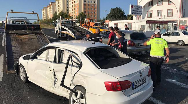 Yola Kontrolsüz Çıkan Otomobil Kazaya Neden Oldu, 2 Yaralı