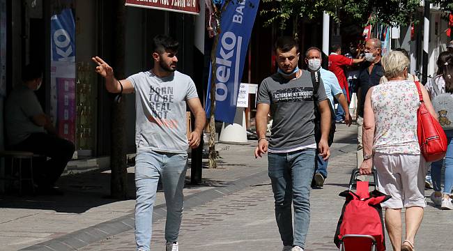Zorunluluğa Rağmen Maske Takmamakta Direniyorlar