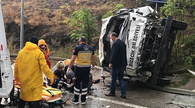 Bilecik'te Su Kanalına Devrilen Çöp Kamyonundaki 3 Kişi Yaralandı