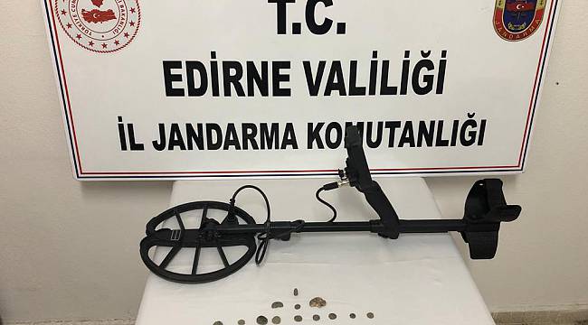 Kaçak Kazı Yaparken Suçüstü Yakalanan Kişinin Aracında Tarihi Paralar Ele Geçirildi