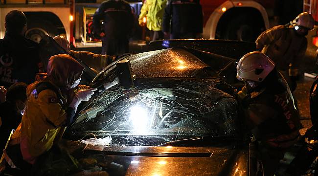 Kartal'da Otomobil Bariyerlere Çarptı, 2 Yaralı