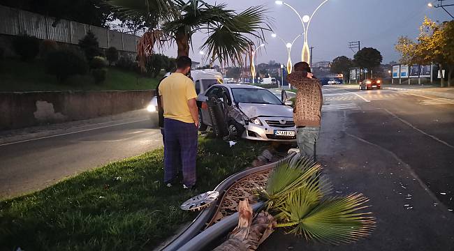 Kocaeli'de Aydınlatma Direğine Çarpan Otomobilin Sürücüsü Yaralandı