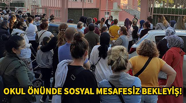 Okul Önünde Sosyal Mesafesiz Bekleyiş!