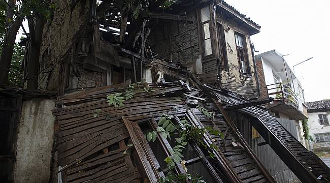 Tarihi Bina Şiddetli Sağanak Nedeniyle Yıkıldı