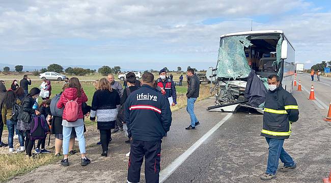 Turistleri Taşıyan Yolcu Otobüsü Kamyonetle Çarpıştı, 4 Yaralı