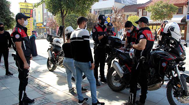 Turistlerin Akın Ettiği Caddede Maske Takmayanlara Ceza Kesildi