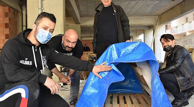 Gelibolu'da Hayvanseverler Sokak Hayvanları İçin 30 Kulübe Yaptı