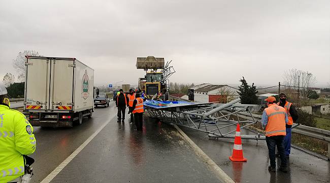 Kamyonun Açılan Damperi Yön Tabelasını Devirdi