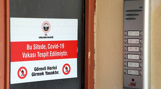 Kovid-19 Hastası Kişilerin Yaşadığı Binalara Uyarı Levhası Asılıyor