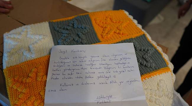 Örerek Satıp Geçimini Sağladığı Battaniyeyi İzmirliler İçin Bağışladı
