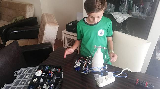 Sakarya'da Ortaokul Öğrencisi Sensörlü Dezenfektan Aparatı Tasarladı