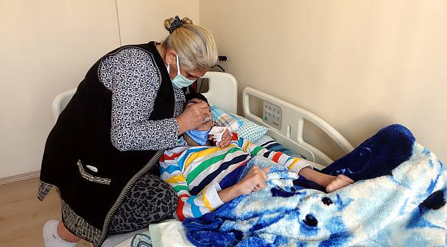 Annesi "Cennet Kuşu" Diye Sevdiği Engelli Oğluna Gözü Gibi Bakıyor
