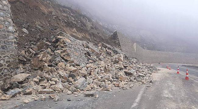 Demirköy'de "Yol Bitti Komutanım" Mevkisinde Çöken İstinat Duvarı Yolun Bir Şeridi Kapattı