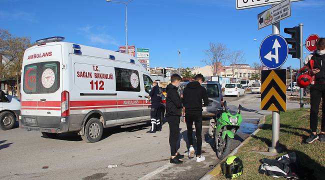 Ehliyetsiz Sürücünün Kullandığı Araç Motosiklete Çarptı, 1 Yaralı