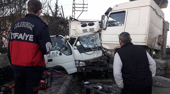 Kamyonet Tırla Çarpıştı, 1'i Ağır 2 Yaralı