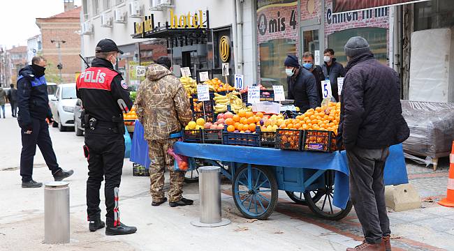Önünde Kuyruk Oluşan Seyyar Satıcılara Ceza