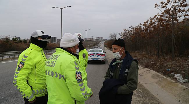 Otobanda Yürüyen Yaşlıyı Polis Evine Götürdü
