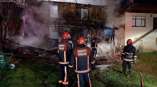 Sakarya'da Ahşap Evde Çıkan Yangın Söndürüldü