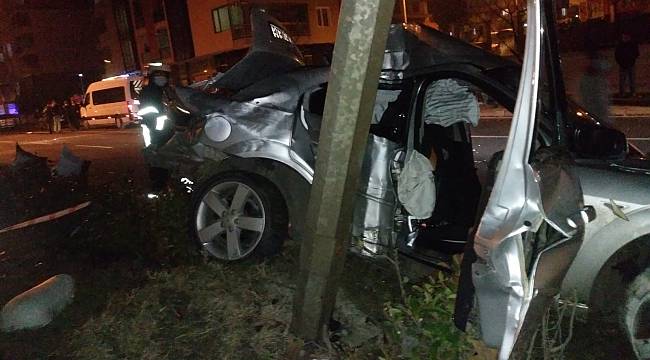 Takla Atan Otomobil Orta Refüjdeki Direğe Çarparak Durabildi, 1 Ağır Yaralı