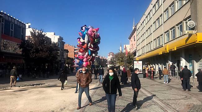 Yoğun Caddelere Kişi Sınırlaması Getirildi