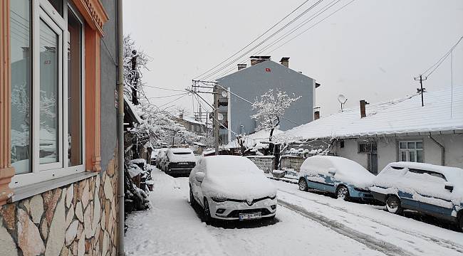 Balıkesir'in Dursunbey İlçesinde Kar Yağışı Etkili Oluyor