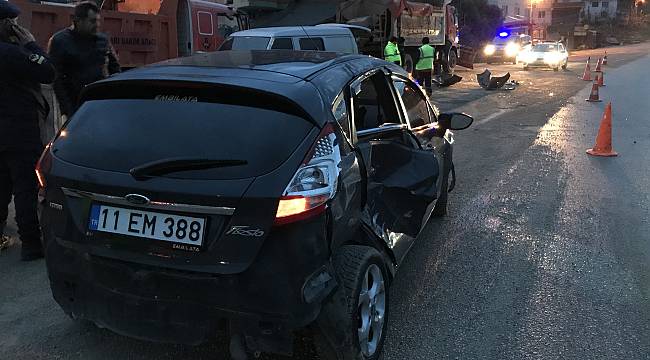 Bilecik'te Kar Küreme Aracına Çarpan Otomobilin Sürücüsü Yaralandı