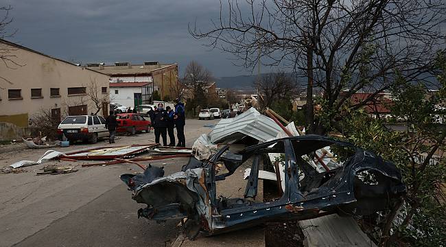 Bursa'da Kuvvetli Lodos Bazı İş Yerlerinin Çatılarını Uçurdu, 1 Yaralı