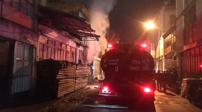 Bursa'da Mobilya İmalathanesinde Çıkan Yangın Söndürüldü