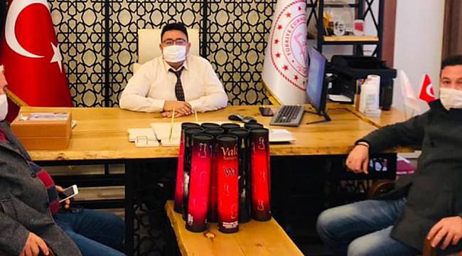 CHP İl Genel Meclisi Üyeleri Gelibolu'daki Okullara Satranç Takımı Hediye Etti
