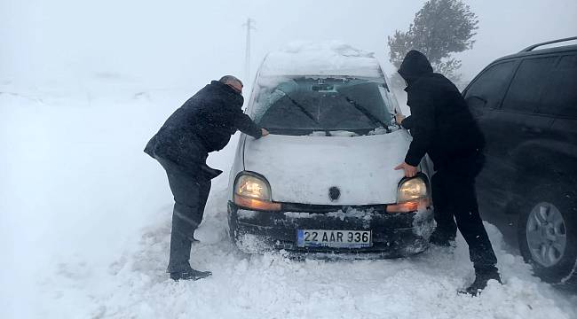 Edirne Valisi Karda Mahsur Kalan Araçları İtti