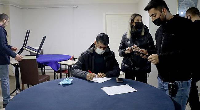 Emlakçıda Kumar Oynarken Yakalandılar