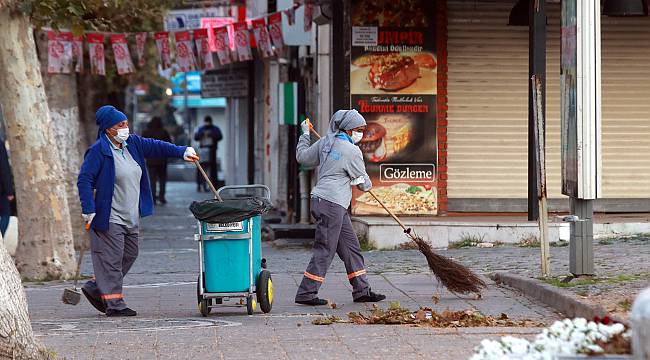 Kadın Temizlik İşçileri Ekmek Parası İçin Şafak Vakti Mesaiye Başlıyor