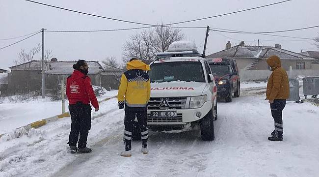 Kardan Yolu Kapanan Köyde Mahsur Kalan Hasta Paletli Ambulansla Hastaneye Götürüldü