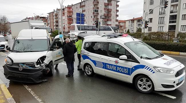 Kocaeli'de Hafif Ticari Araçla Otomobil Çarpıştı, 1 Yaralı