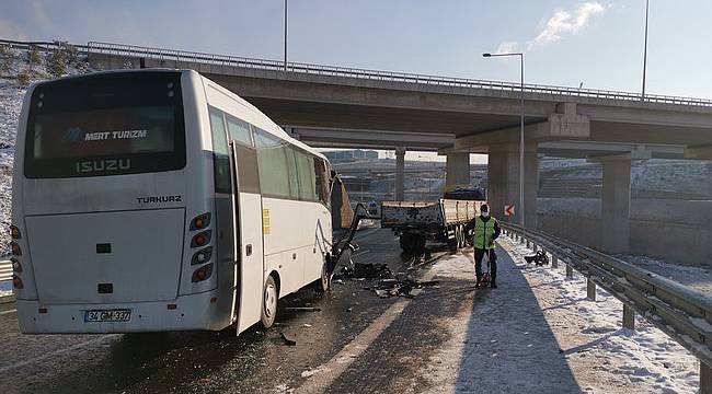 Kocaeli'de Turistleri Taşıyan Midibüs Tıra Çarptı, 1'i Ağır 10 Yaralı
