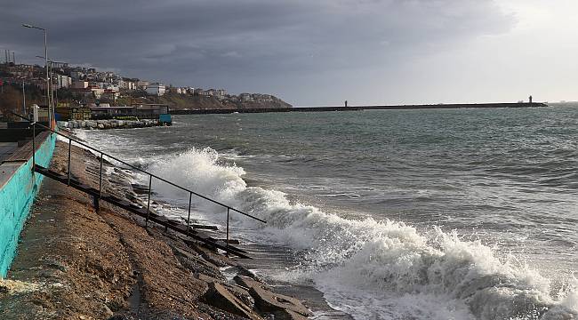 Marmara Denizi'nde Etkili Olan Lodos 2 Gündür Deniz Ulaşımını Aksatıyor