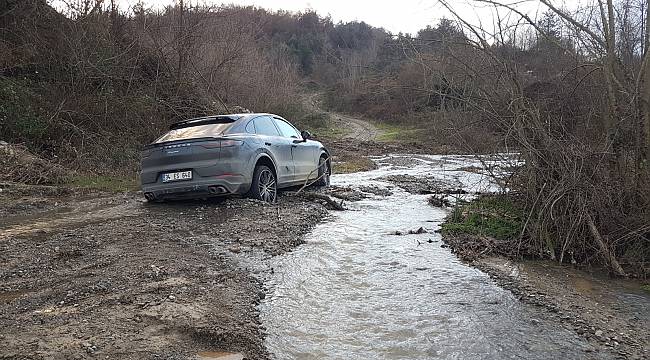 Sakarya'da Dere Yatağındaki Bataklığa Saplanan Cipte Mahsur Kalan 4 Kişi Kurtarıldı