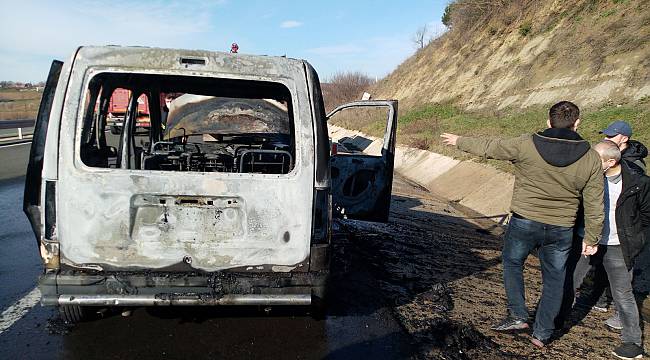 Alev Alan Araçta 2 Kişi Ölümden Döndü