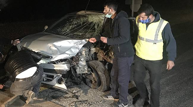 Bursa'da Otomobille Hafif Ticari Araç Çarpıştı, 3 Yaralandı