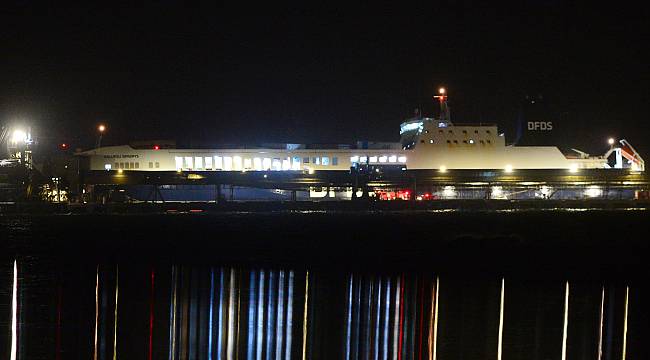 Çanakkale Açıklarında Yangın Çıkan Gemi Römorkörlerle Limana götürüldü