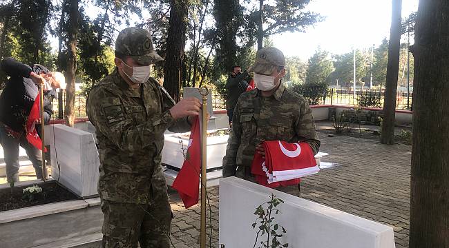 Çorlu Şehitliği'nden Çalınan Küçük Bayrak Direklerinin Yerine Yenileri Takıldı