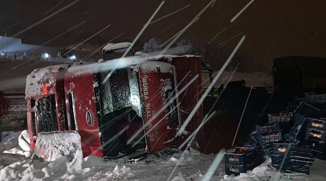 İnegöl'de Devrilen Tırın Sürücüsü Yaralandı