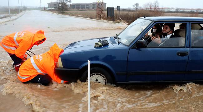 Kırklareli'nde Taşkında Mahsur Kalan Otomobildekiler İtfaiye Ekiplerince Kurtarıldı