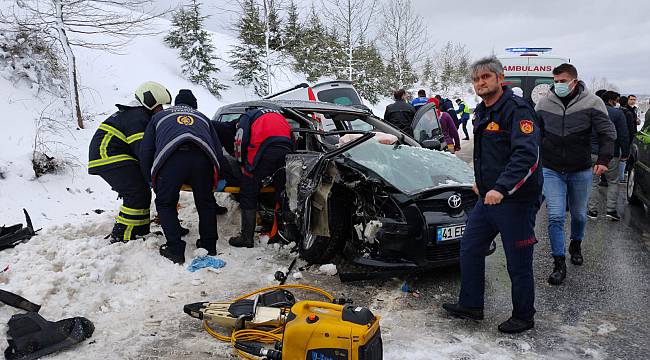 Kocaeli'de Otomobil İle Hafif Ticari Araç Çarpıştı, 4 Yaralı