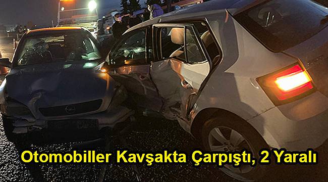 Otomobiller Kavşakta Çarpıştı, 2 Yaralı